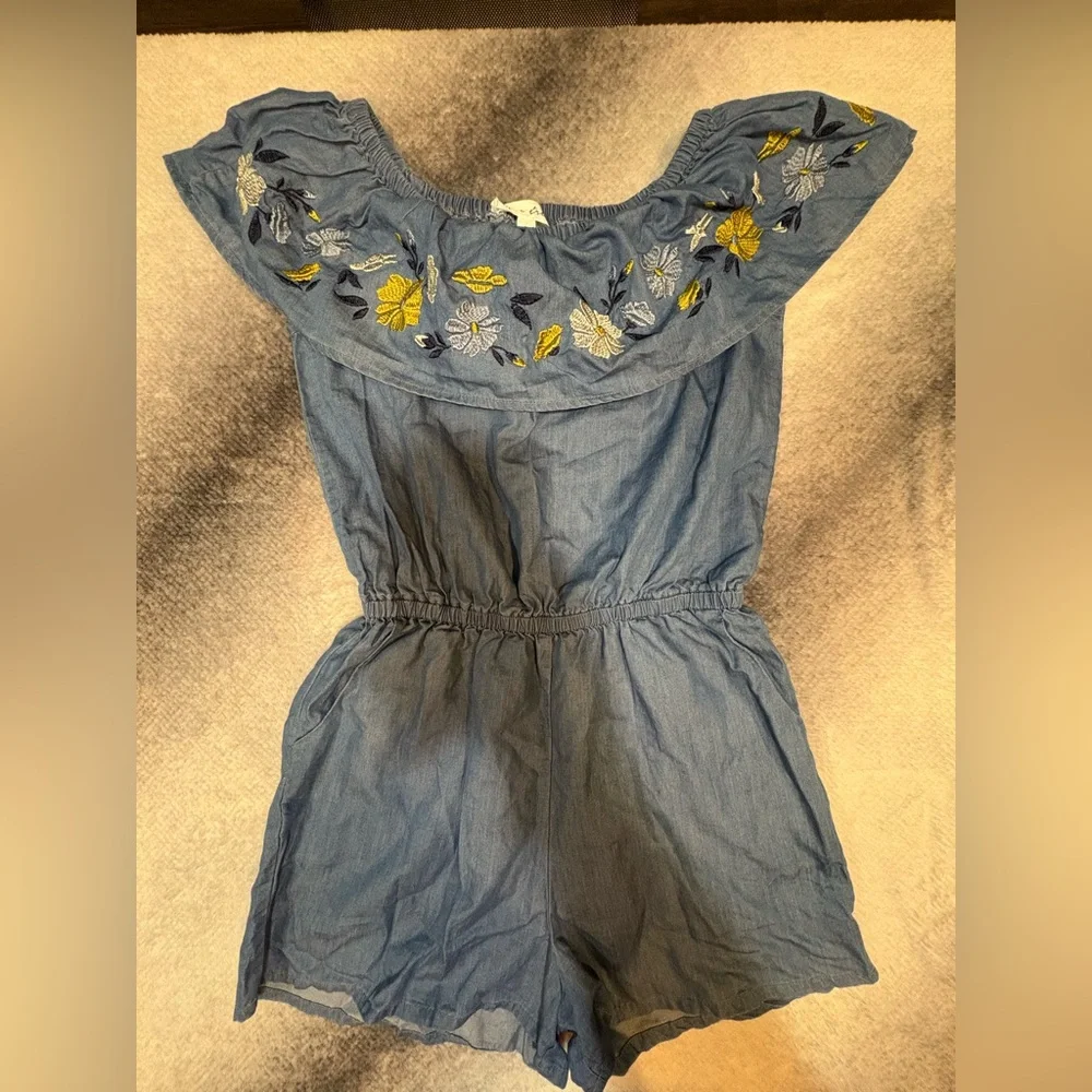 (A10) NWOT Love‎ Tree Chambray Denim Off Shouder Embroidered Floral Romper M